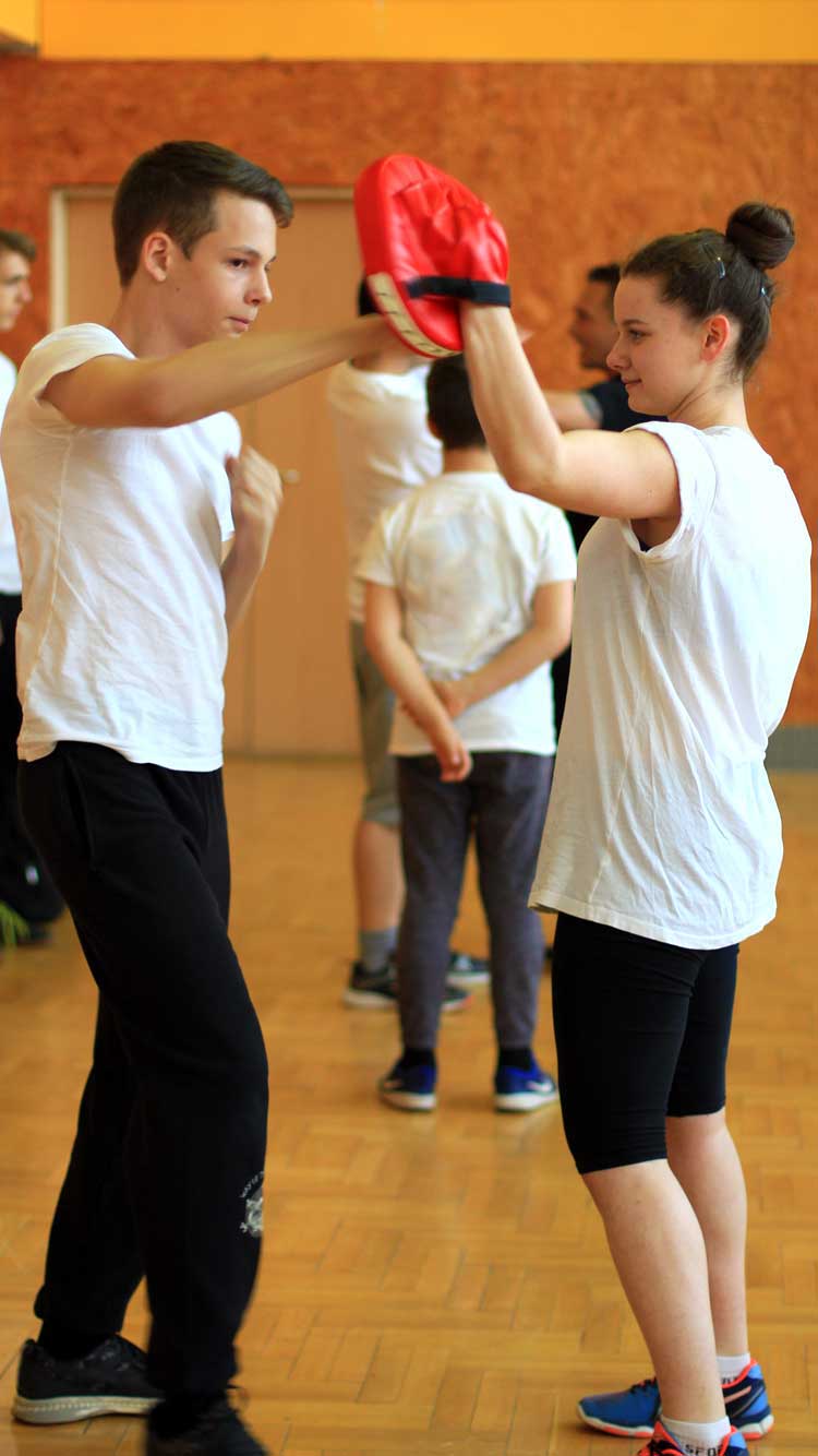 Fiatalok Kung-Fu gyakorlása közben